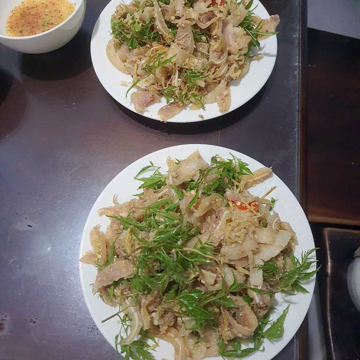 Đĩa tré Bà Năm trình bày với rau thơm và nước chấm
