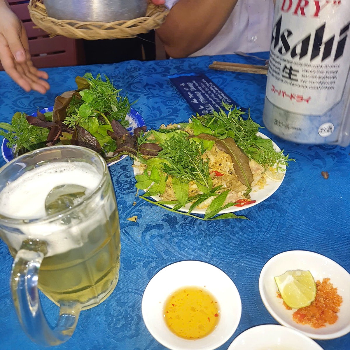 Mâm tiệc miền Trung với thịt và rau thơm