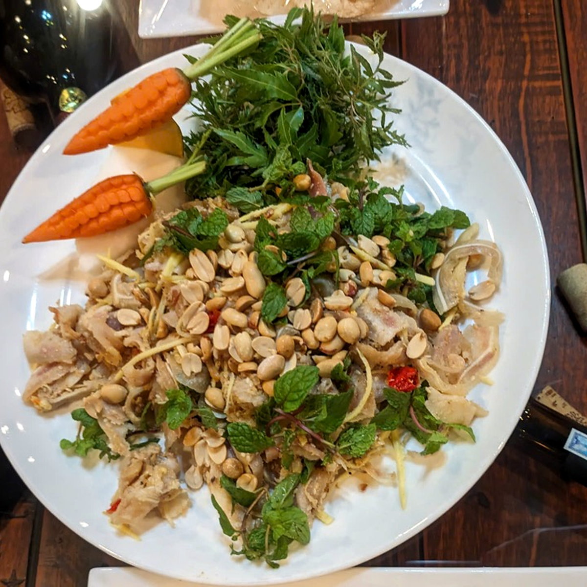 Đĩa tré Bà Năm kèm đậu phộng rau thơm