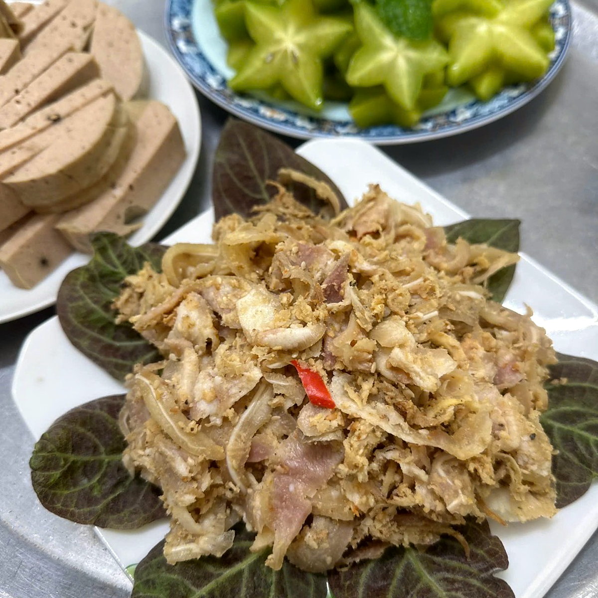 Mâm đặc sản Tré Bà Năm gồm tré, chả lụa và khế